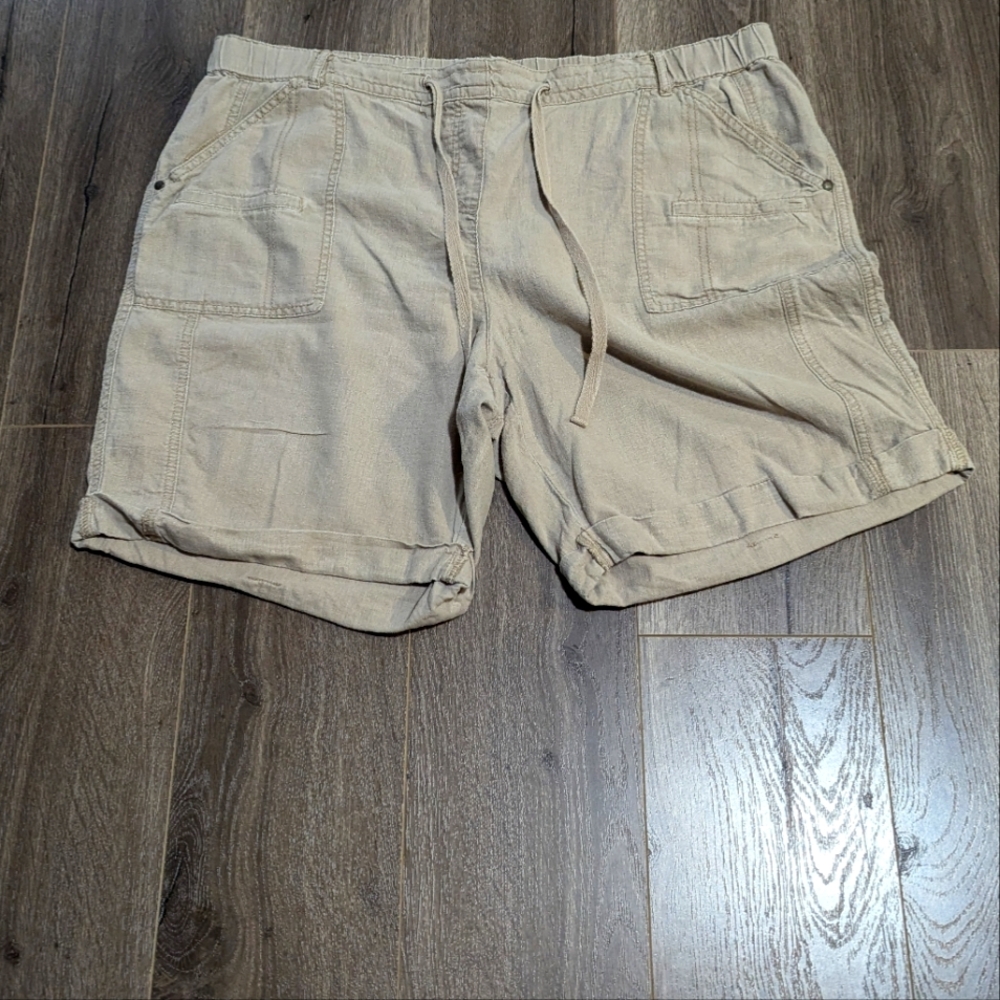 - Plus size linen blend shorts.  Tan colour. GUC. 4 pockets. Fold up hem…